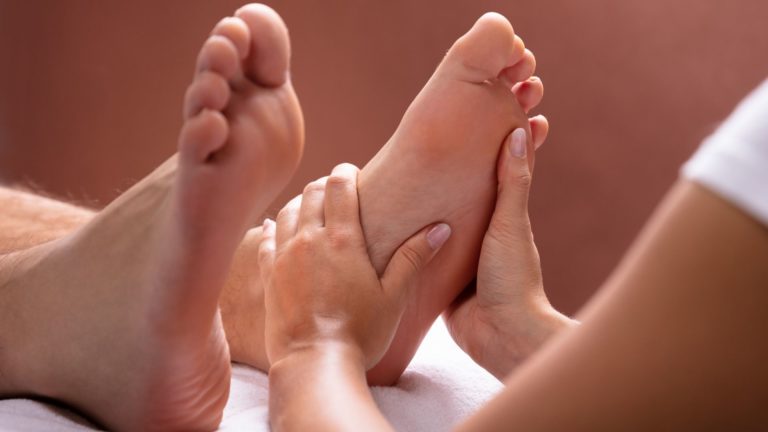 Zertifizierte Fußmassage Ausbildung bei der Master Wellness Akademie als Massage und Wellnesstherapeut