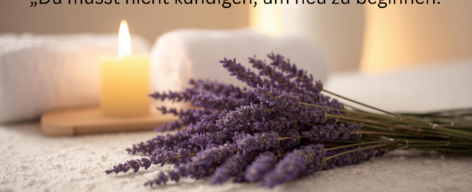 „Ruhiger Massageraum mit Kerze und Lavendel als Symbol für eine Wellness-Massageausbildung nebenberuflich.“