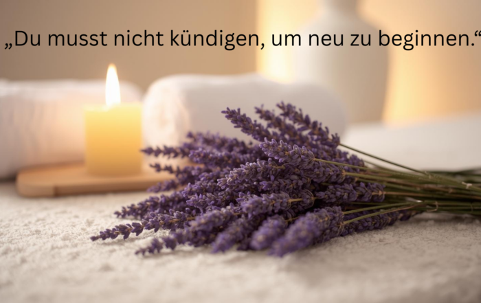 „Ruhiger Massageraum mit Kerze und Lavendel als Symbol für eine Wellness-Massageausbildung nebenberuflich.“