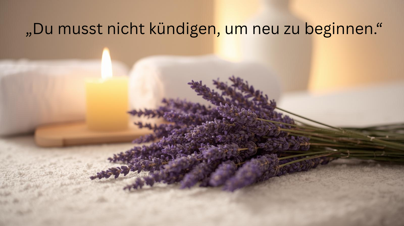„Du musst nicht kündigen, um neu zu beginnen.“ „Ruhiger Massageraum mit Kerze und Lavendel als Symbol für eine Wellness-Massageausbildung nebenberuflich.“